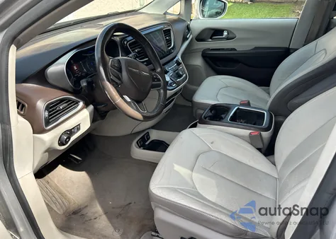 2017 Chrysler Pacifica Touring-L Plus z USA, uszkodzony, nr VIN 2C4RC1EGXHR660719